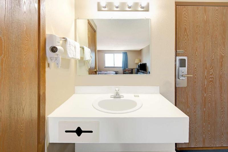 Queen Room - Disability Access/Non-Smoking image 4