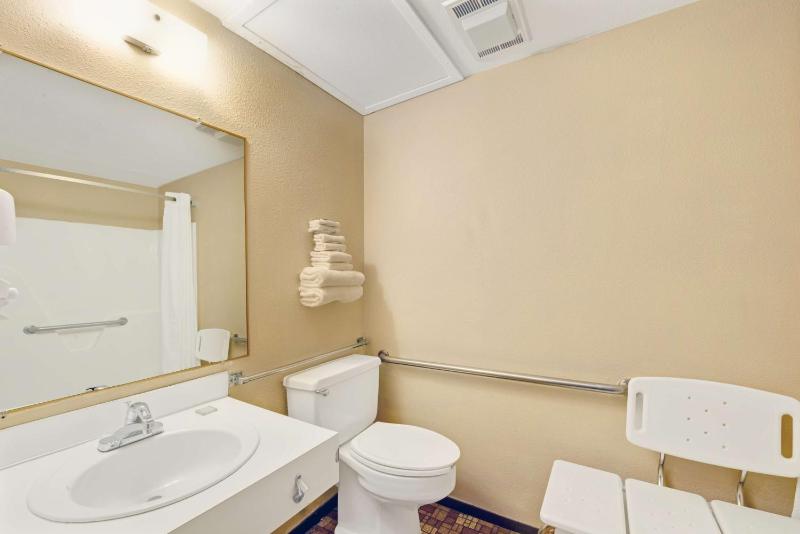 Queen Room - Disability Access/Non-Smoking image 3