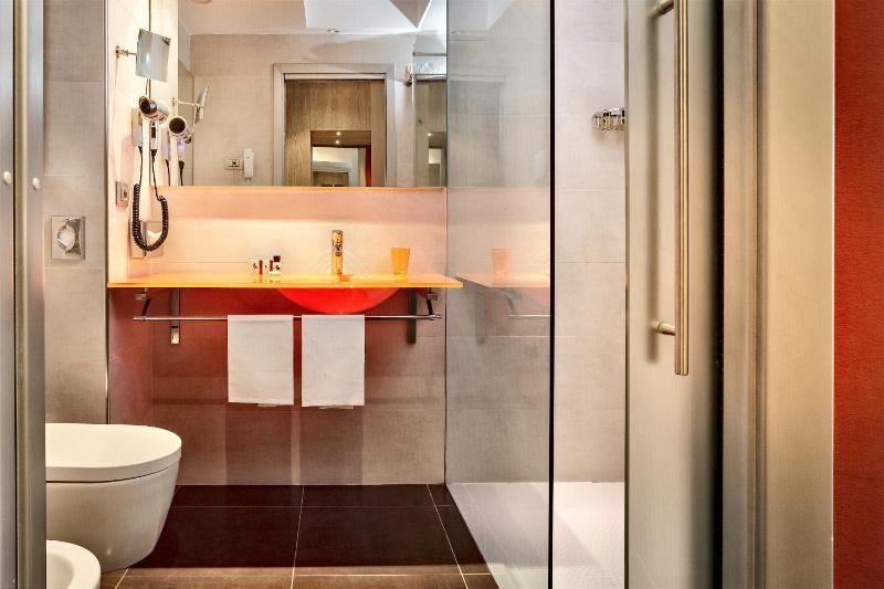 Superior Double Room with Balcony image 3