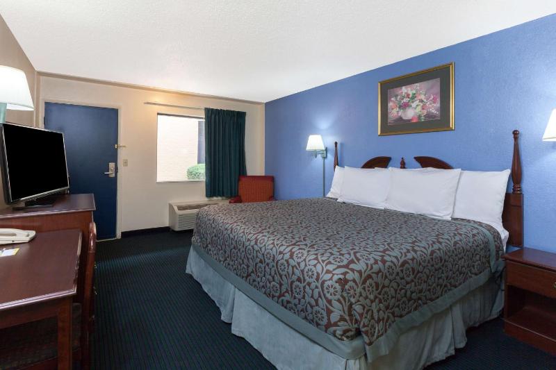 King Room - Non-Smoking image 3