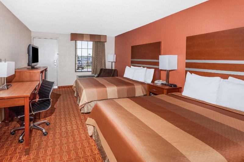 Queen Room with Two Queen Beds - Smoking image 2