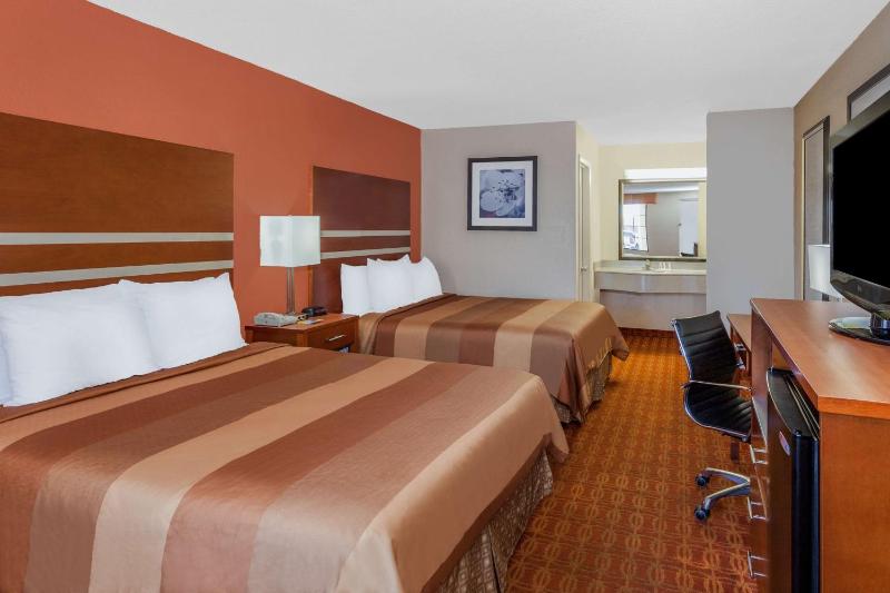 Queen Room with Two Queen Beds - Smoking image 3