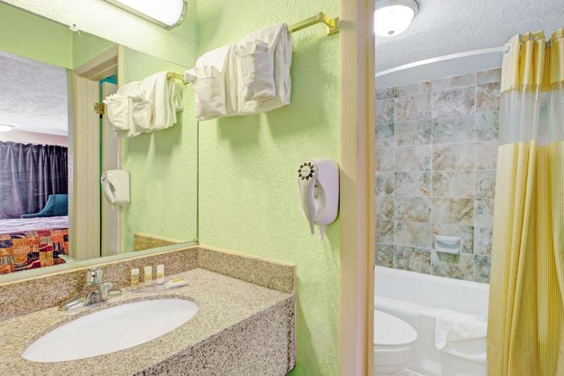 Double Room with Two Double Beds - Smoking image 3