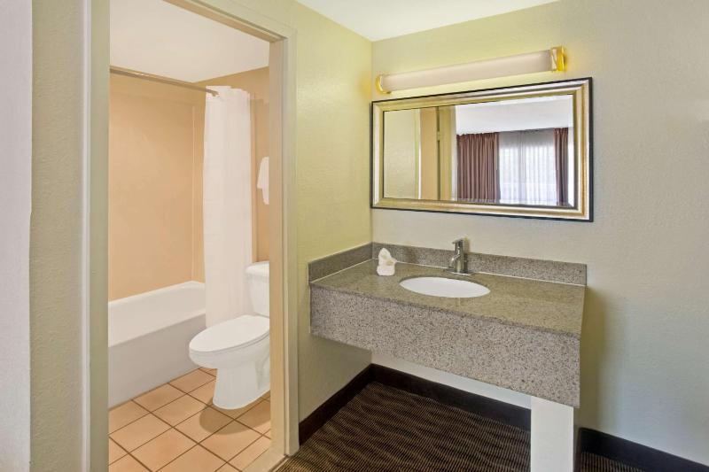 Deluxe Double Room with Two Double Beds - Non-Smoking image 4