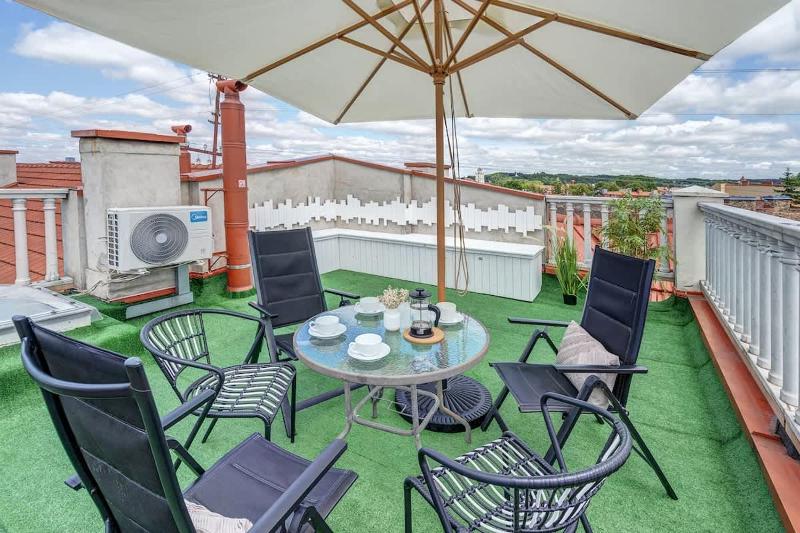 Domillion 3bdr Rooftop Terrace AC P369 - image 12
