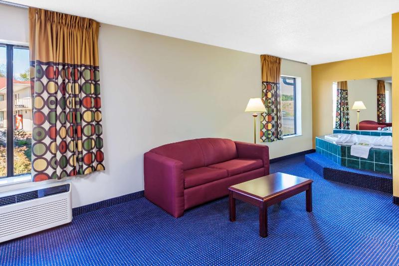 Deluxe King Room with Spa Bath- Non-Smoking image 2