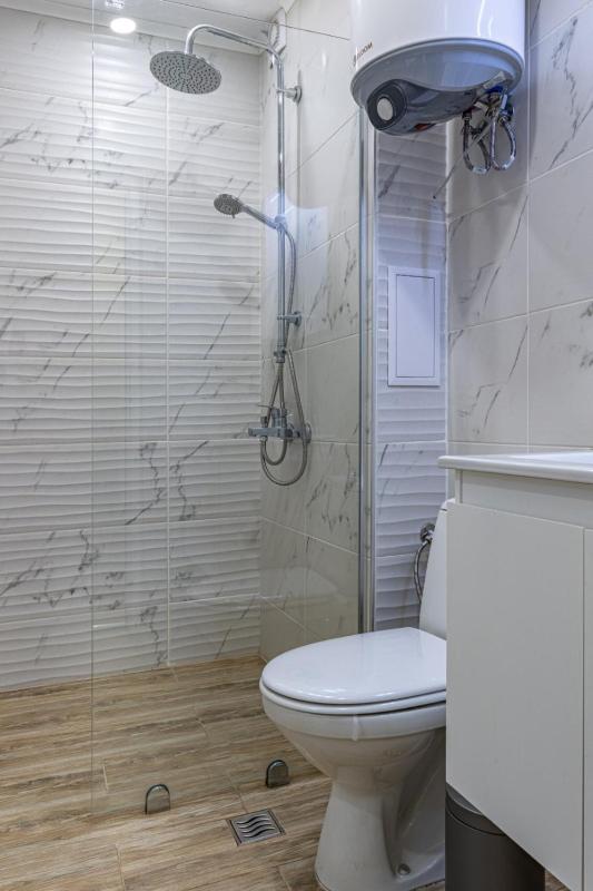 20th Residence One Bedroom Apartment - Private Parking Included - image 8