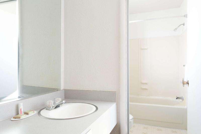 King Room - Non-Smoking image 4