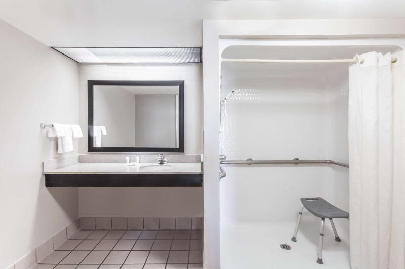 King Room - Disability Access image 3