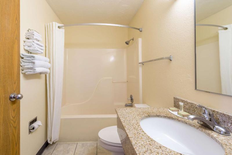 Queen Room - Non-Smoking image 2