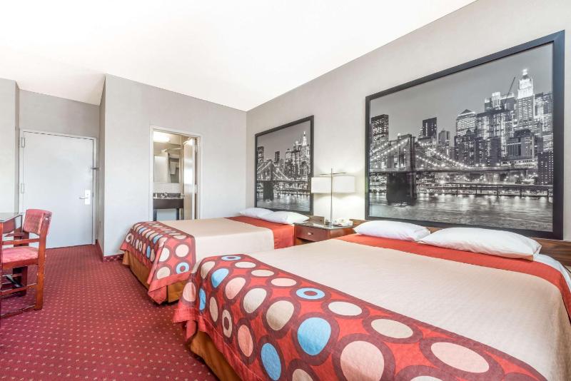 Queen Room with Two Queen Beds - Non-Smoking image 1