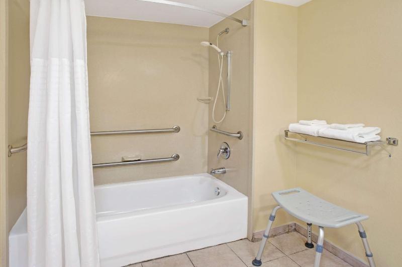 Queen Room with Bath Tub - Mobility/Hearing Access - Non-Smoking image 1