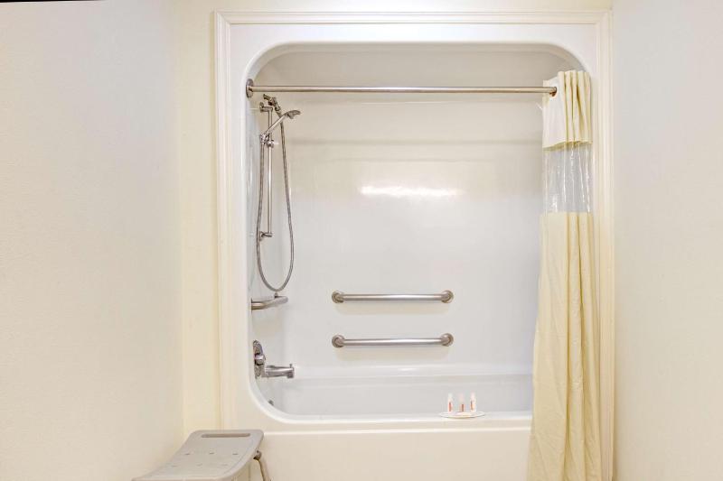 King Room with Bath Tub - Mobility Accessible/Non-Smoking image 2