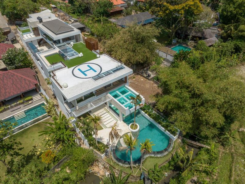 Casa Infinito - Resort Style 8 Bedroom Villa in Canggu - image 1