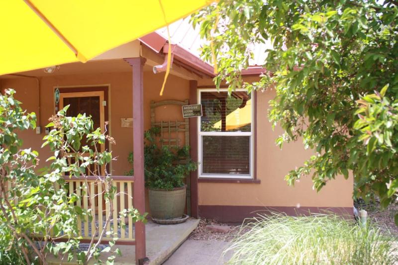 Moosewood Cottage - Hot Tub Downtown Dog Friendly - image 4