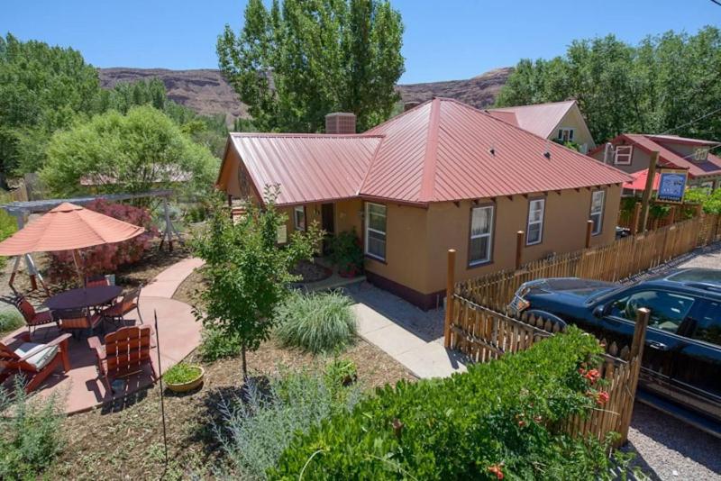 Moosewood Cottage - Hot Tub Downtown Dog Friendly - image 7