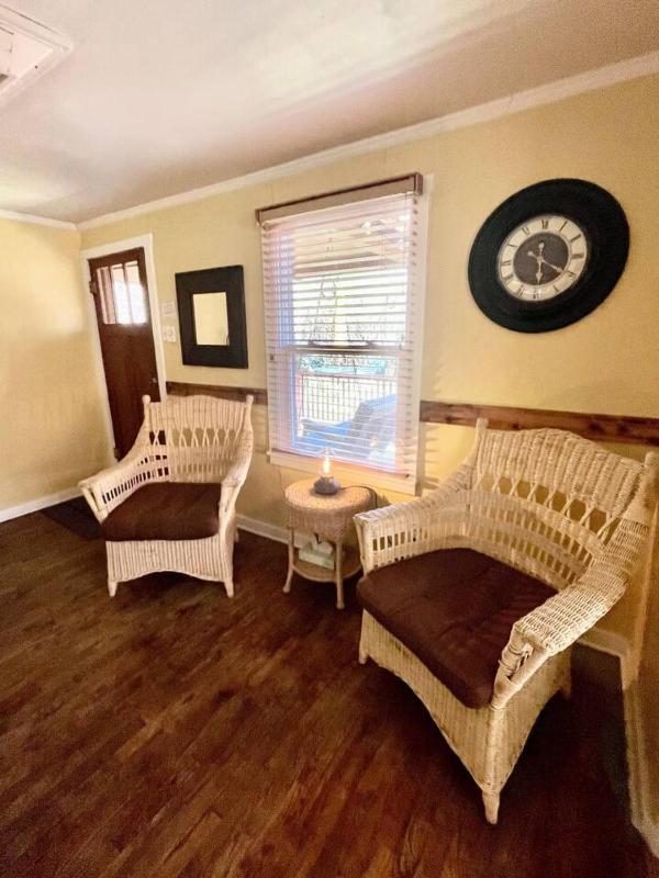 Moosewood Cottage - Hot Tub Downtown Dog Friendly - image 6