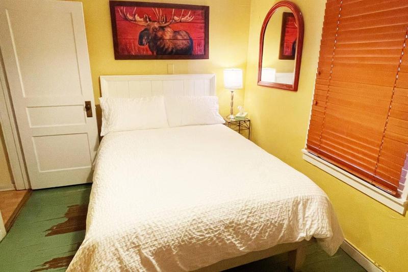 Moosewood Cottage - Hot Tub Downtown Dog Friendly - image 26