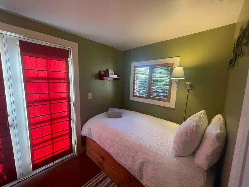 Moosewood Cottage - Hot Tub Downtown Dog Friendly - image 13