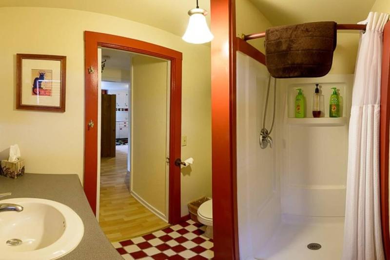 Moosewood Cottage - Hot Tub Downtown Dog Friendly - image 30
