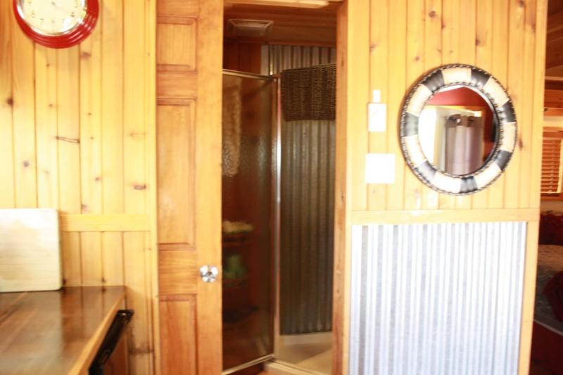 Bogie's Bungalow-Hot Tub Downtown 2nd Bathroom - image 7