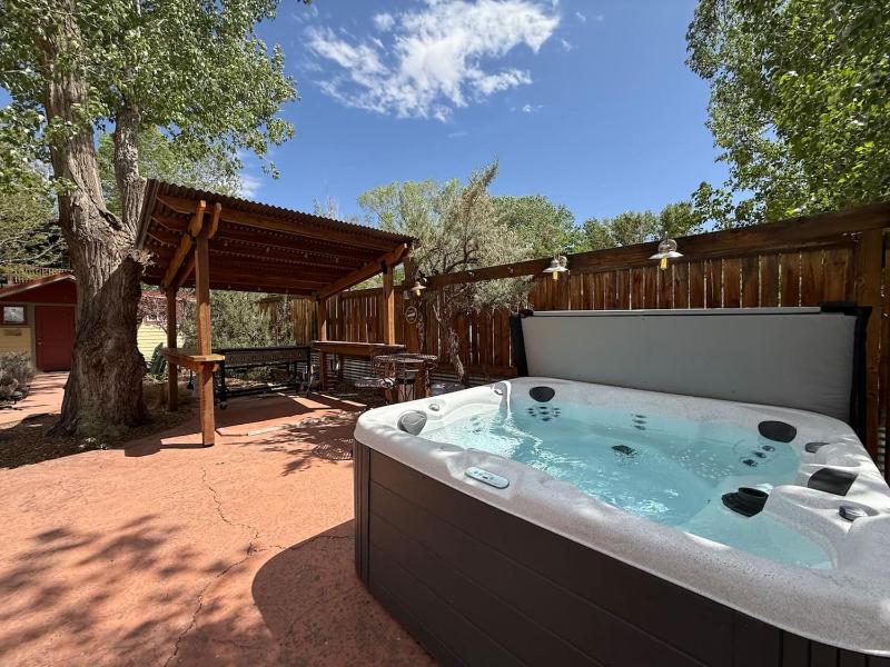 Bogie's Bungalow-Hot Tub Downtown 2nd Bathroom - image 14