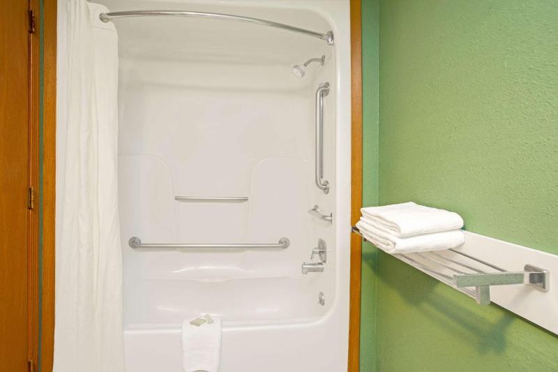 King Room Mobility Access and Bathtub w/ Grab Bars, Non-Smoking image 2