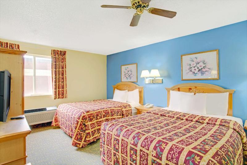 Queen Room with Two Queen Beds - Non-Smoking image 2