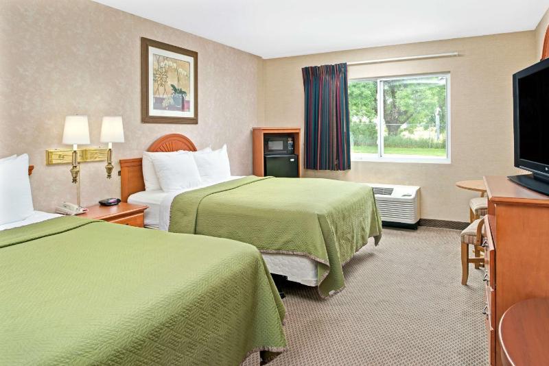 Queen Room with Two Queen Beds - Non-Smoking image 3