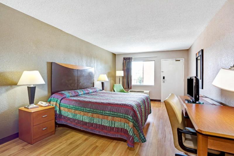 King Room - Non-Smoking image 3