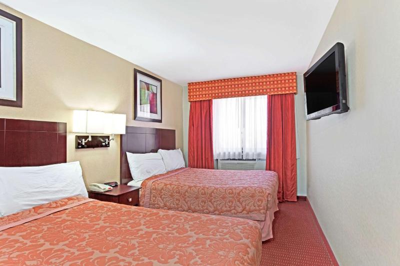 Queen Room with Two Queen Beds - Non-Smoking image 4