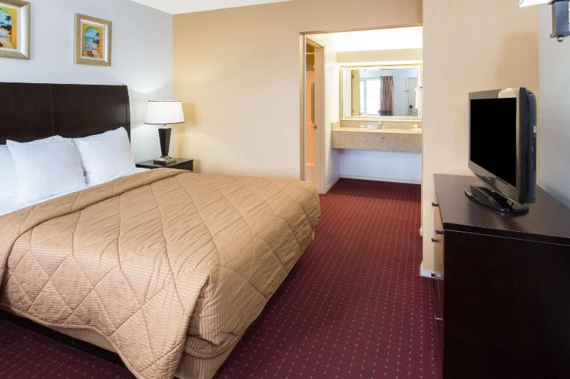 King Room - Non-Smoking image 3