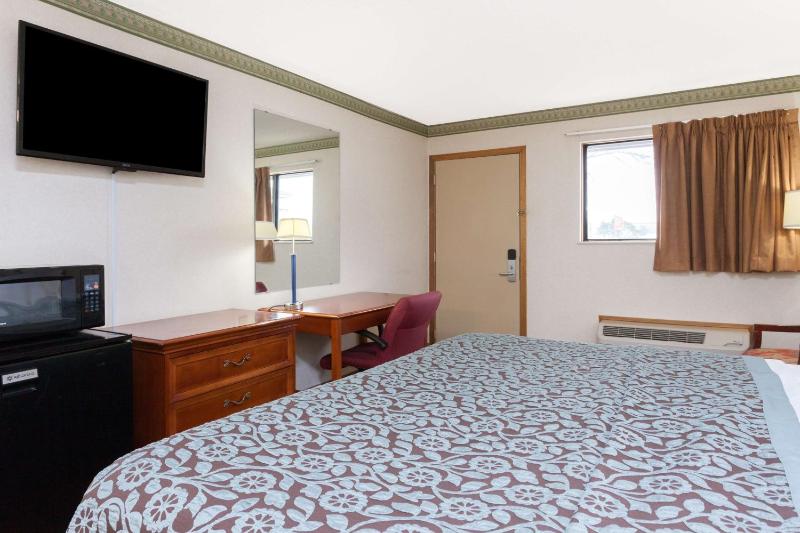 Deluxe King Studio Suite - Non-Smoking image 4