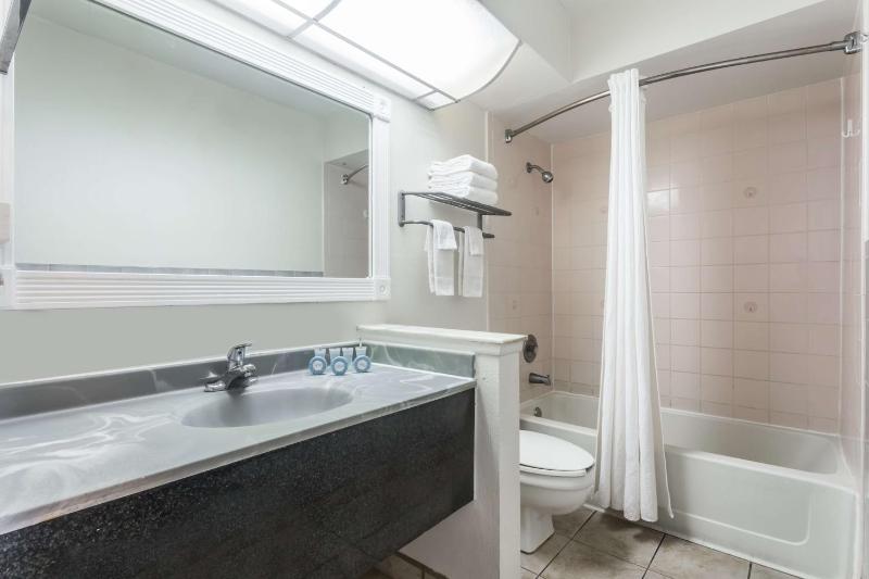 One-Bedroom King Suite with Pool View - Non-Smoking image 2