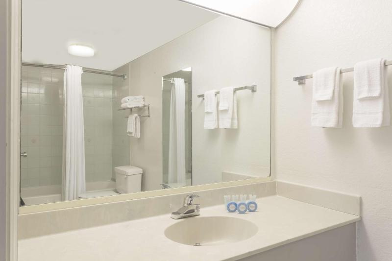 King Room - Non-Smoking image 2