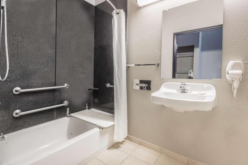 King Room with Bath Tub - Mobility/Hearing Accessible - Non-Smoking image 2