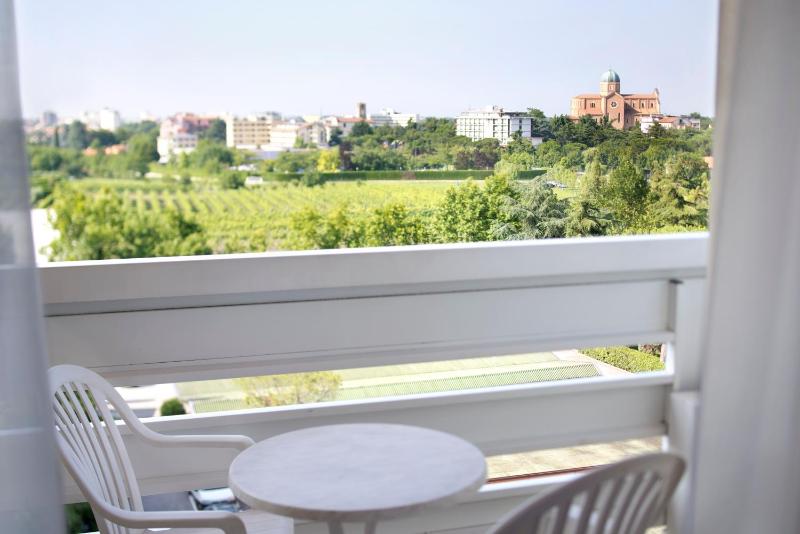 Twin Room with Balcony image 4