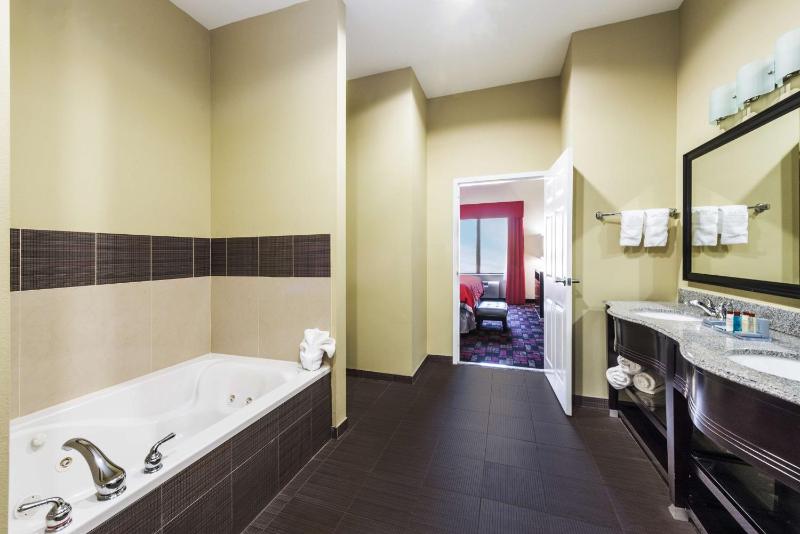 One-Bedroom Presidential Suite - Non-Smoking image 4