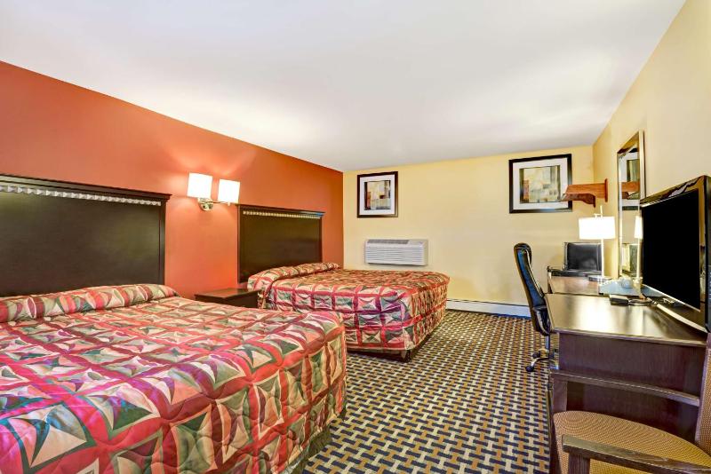 Queen Room with Two Queen Beds - Non-Smoking image 3