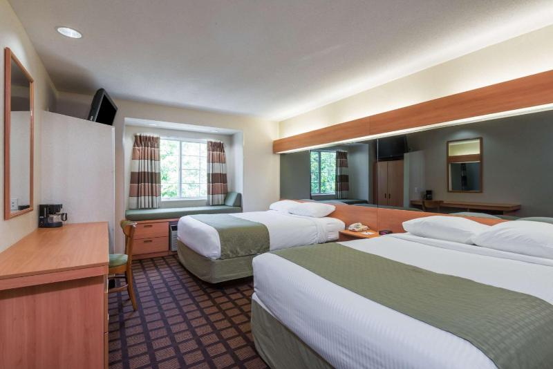 Queen Room with Two Queen Beds - Non-Smoking image 3