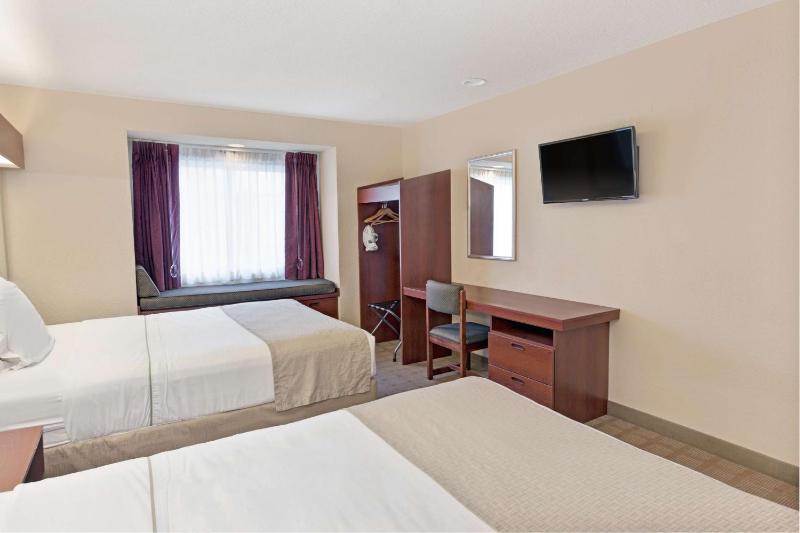 Deluxe Queen Room with Two Queen Beds - Disability Access - Non-Smoking image 4