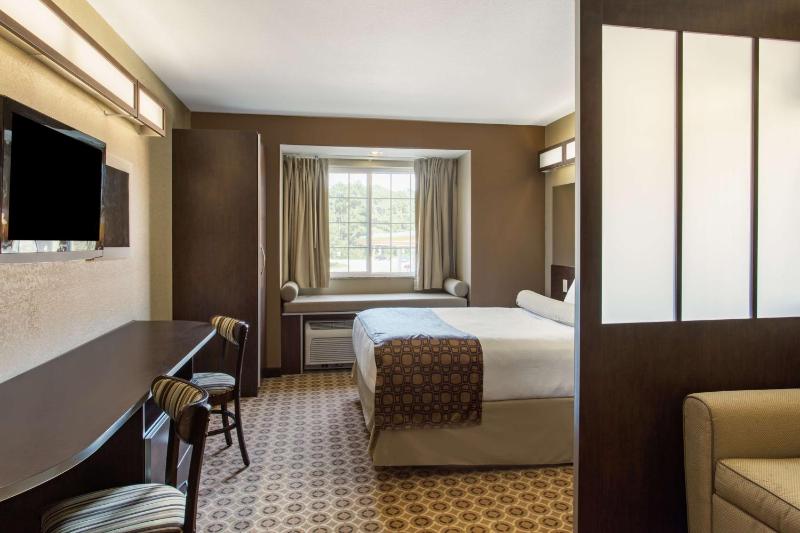 Queen Suite - Disability Access/Non-Smoking image 3