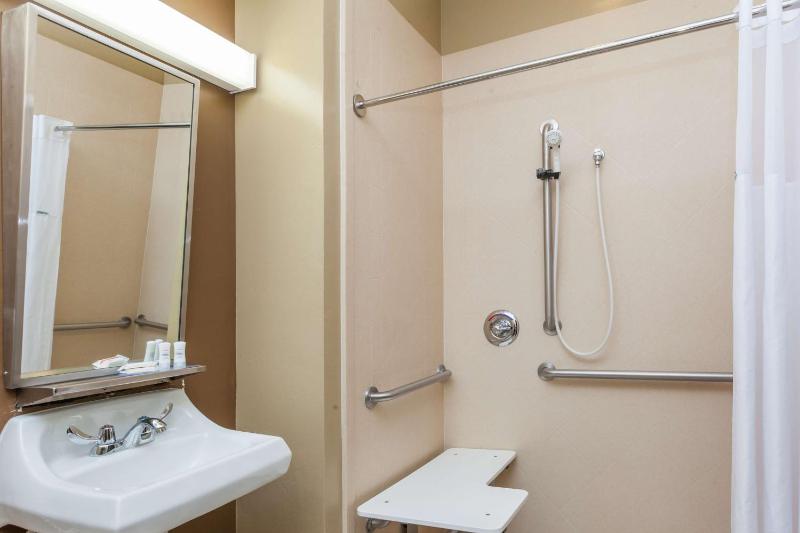 Queen Room - Disability Access- Non-Smoking image 3