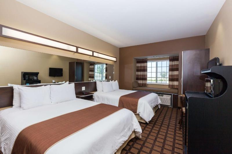 Queen Room with Two Queen Beds - Non-Smoking image 2