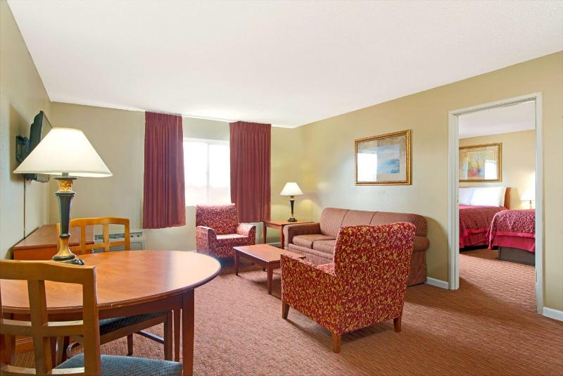 One Bedroom, Suite with 2 Double Beds, Non-Smoking image 3