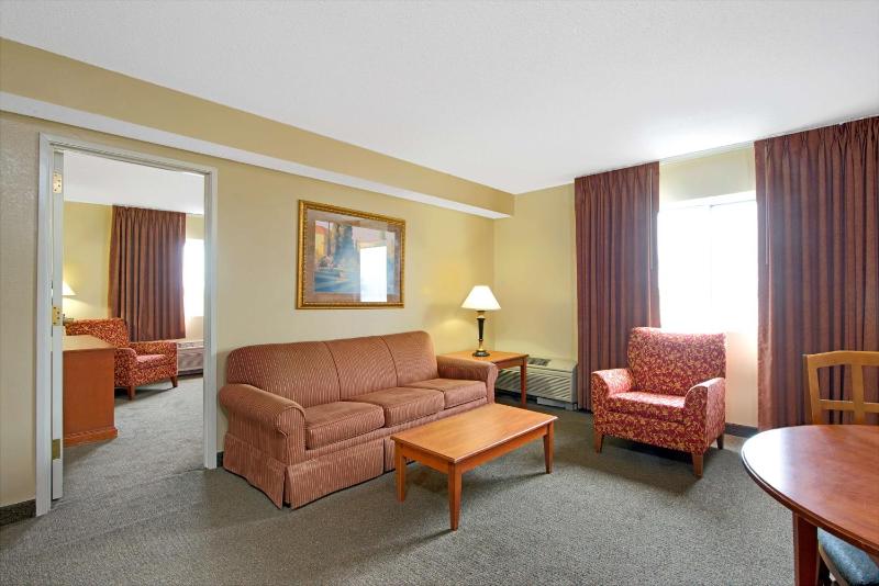 One Bedroom, Suite with 2 Double Beds, Non-Smoking image 3