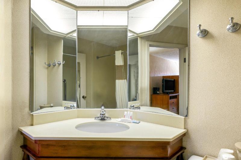 Double Room with Two Double Beds - Non-Smoking image 3