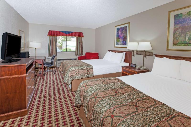 Standard Room with Two Double Beds - Non-Smoking image 4