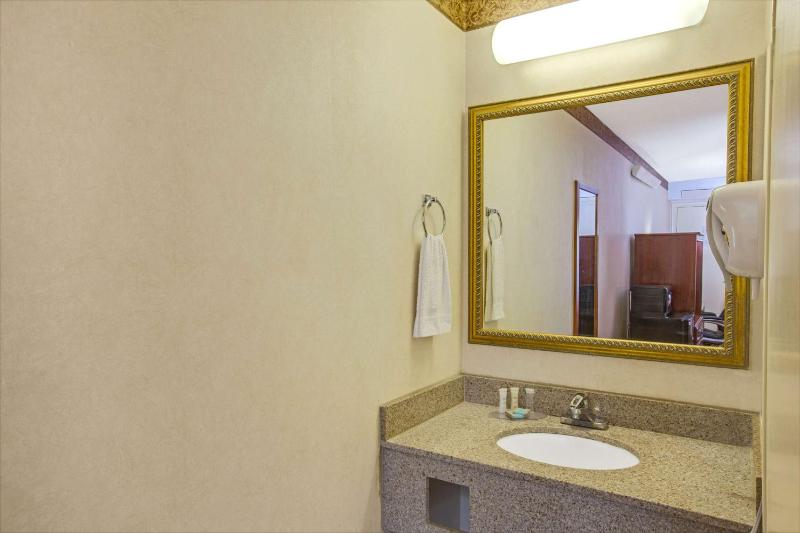 Deluxe Double Room with Two Double Beds - Non-Smoking image 2