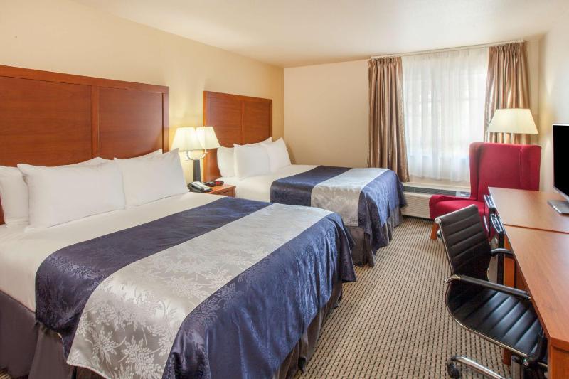 Queen Room with Two Queen Beds and Bath Tub with Grab Bars - Mobility Accessible - Non-Smoking image 4